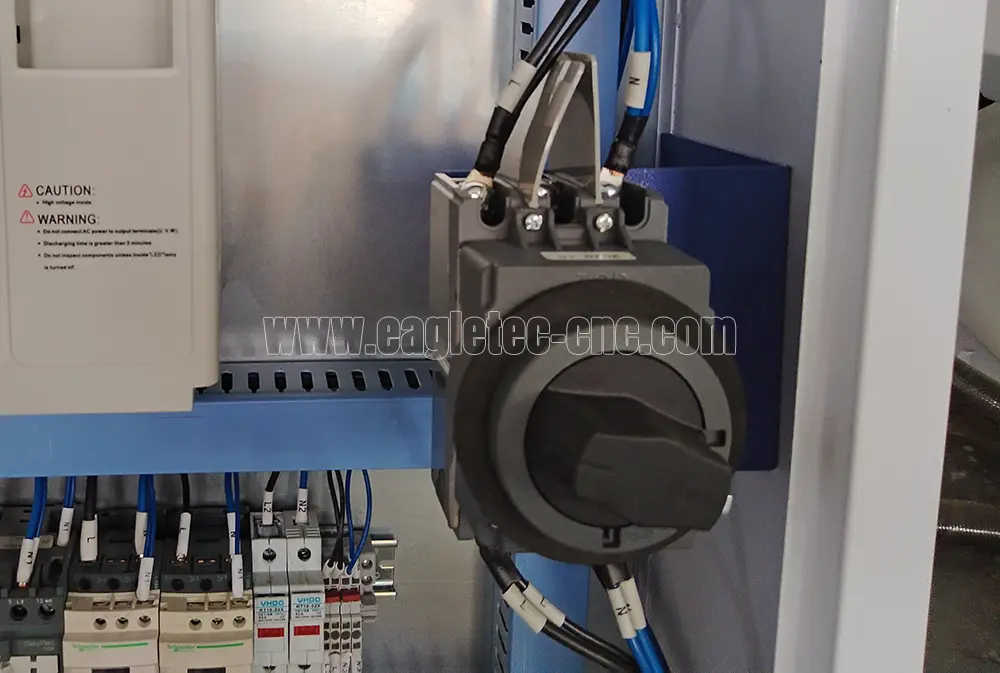 Sistema de enclavamiento instalado en la puerta del gabinete de control de la mesa enrutadora de madera CNC.jpg