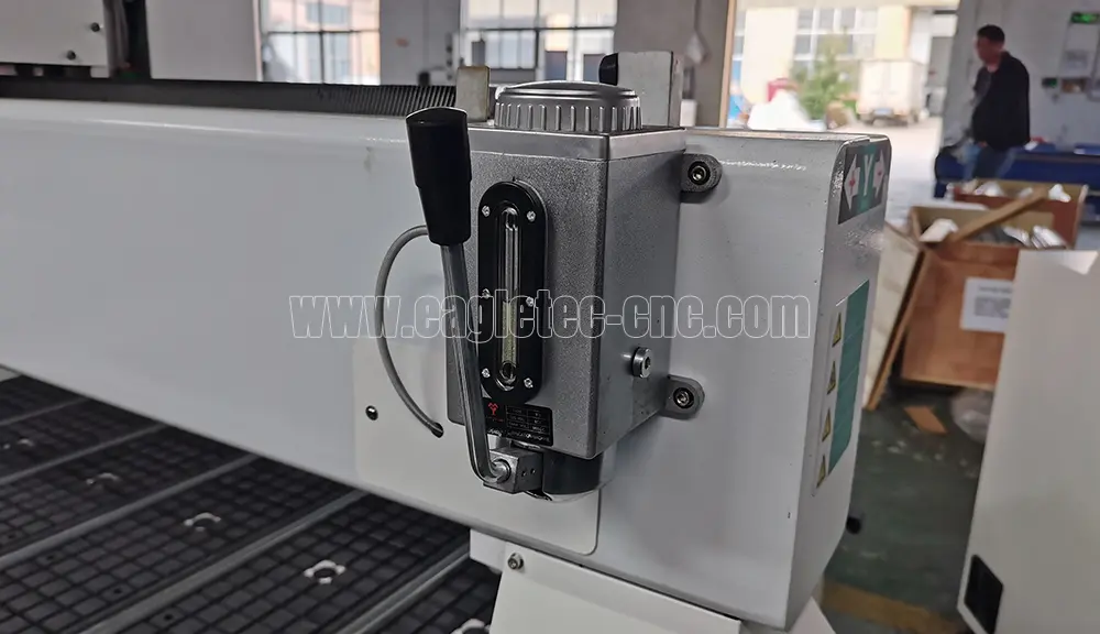 Lubricador volumétrico y divisores instalados en la mesa fresadora de madera cnc EagleTec.jpg