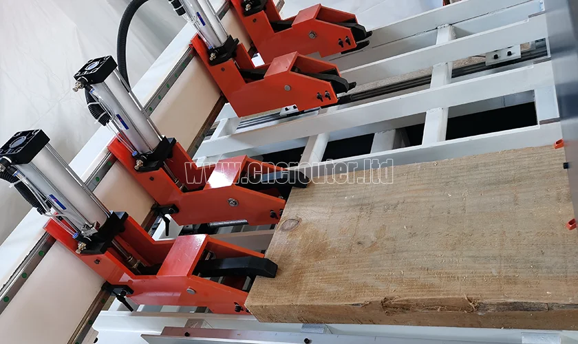 Accesorios de sujeción traseros de la mejor máquina cortadora CNC para madera gruesa.jpg