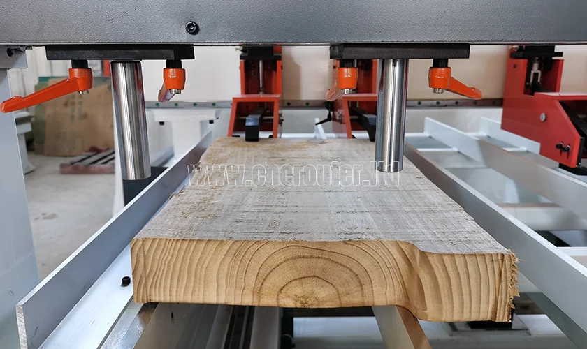 Abrazaderas frontales de la máquina cortadora de madera computarizada para madera maciza gruesa.jpg