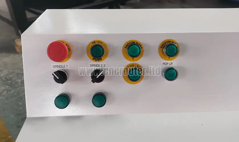 interruptores de la máquina de carpintería cnc en el panel de control.jpg