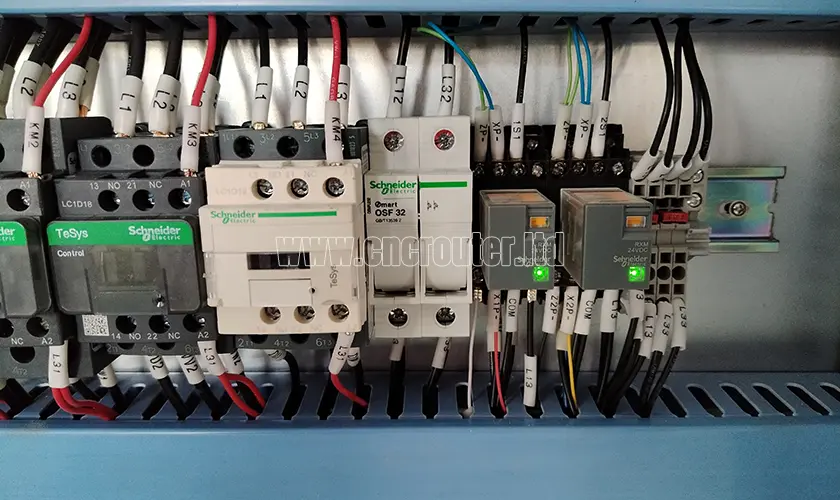 Pequeños componentes electrónicos en el armario de control de la máquina CNC para trabajar la madera.jpg