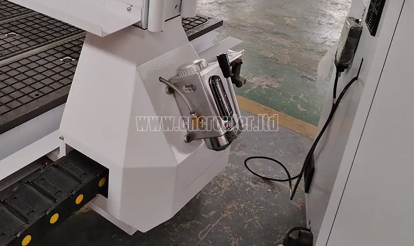 Máquina CNC de corte de madera contrachapada con sistema de lubricación de desplazamiento positivo.jpg