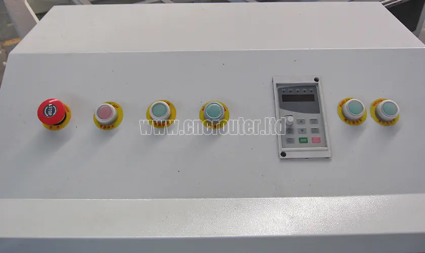 Mesa enrutadora cnc, pantalla vfd 4x8 en el panel de operación del gabinete.jpg