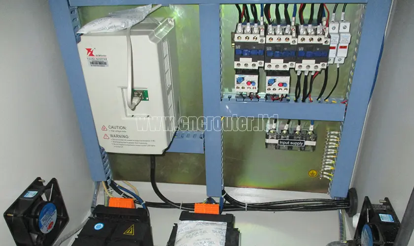 Enrutador cnc 2040 componentes electrónicos dentro del gabinete de control foto de la mitad inferior.jpg