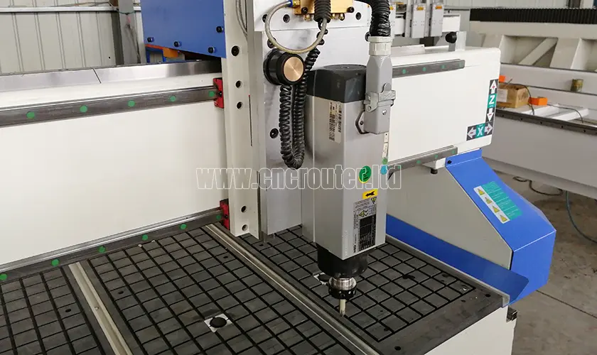 Husillo hsd de Italia en máquina enrutadora cnc 4x8.jpg