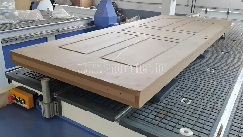 proyecto de puerta de madera perforada y enrutada por enrutador atc con banco de perforación.jpg