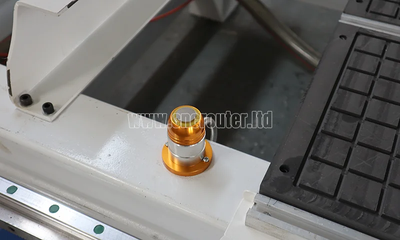 sensor de longitud de herramienta al lado del cambiador de herramientas lineal en el enrutadora cnc.jpg