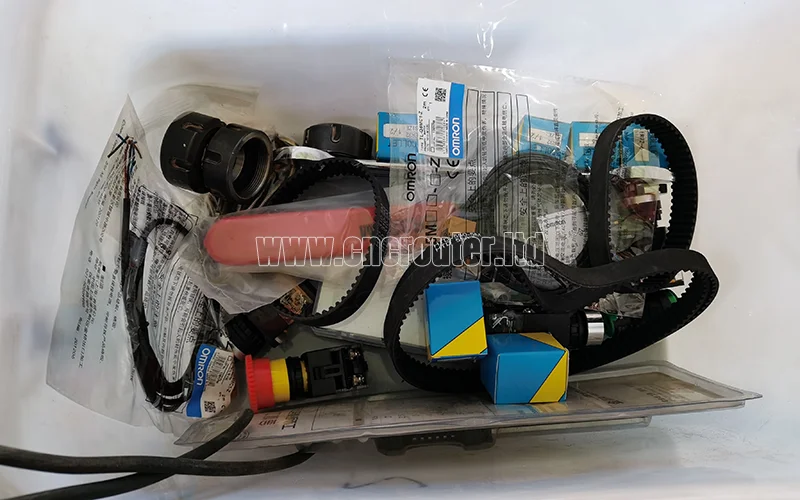 Accesorios para enrutadora cnc de 3 cabezales en la caja de herramientas.jpg