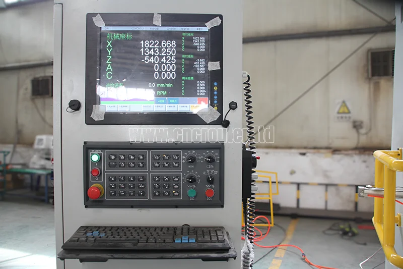 Sistema de control cnc de 5 ejes Taiwan Syntec colocado al costado de la máquina.jpg