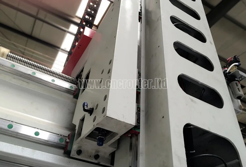 Los rieles lineales son trapezoidales instalados en una máquina enrutadora CNC de 5 ejes..jpg