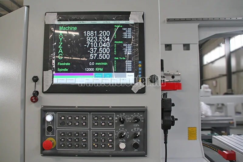 Panel del sistema CNC Syntec de 5 ejes en el gabinete electrónico.jpg