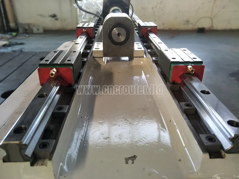 husillo de bolas rodante y rieles HIWIN instalados en un enrutador cnc de 5 ejes.jpg