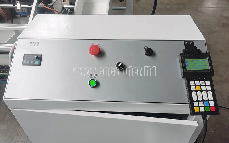 Foto del controlador de la máquina de torno de madera automática cnc.jpg