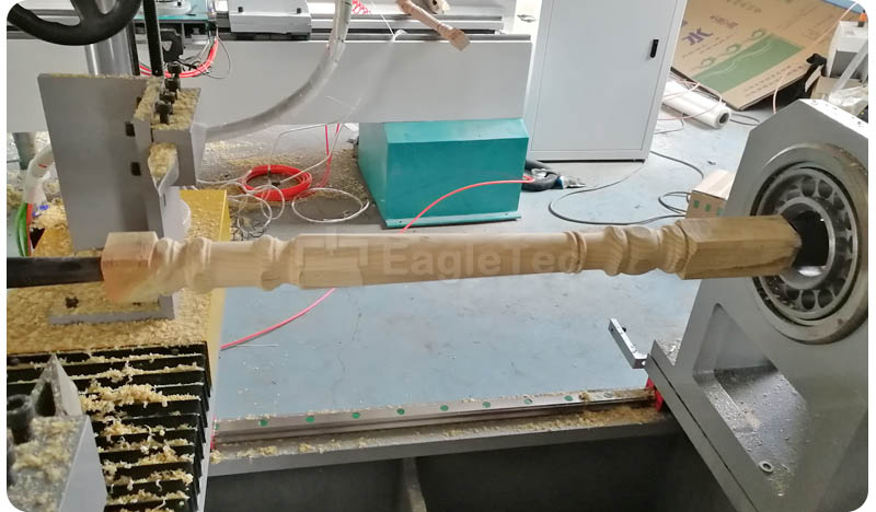 Torno CNC para torneado de madera acaba de terminar un trabajo de balaustre.jpg