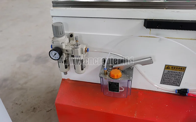 Lubricador central en el torno cnc para trabajar la madera..jpg