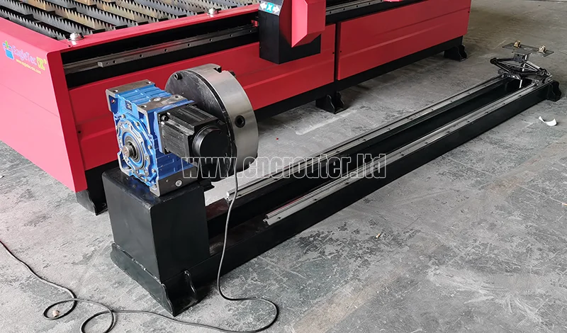 La máquina cortadora de plasma CNC 1530 y su cortador de tubos rotativo están listos para su entrega..jpg