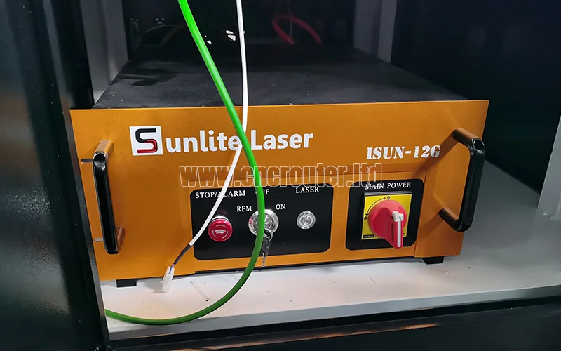 Generador láser Sunlite en el gabinete electrónico de la máquina cortadora por láser de fibra.jpg