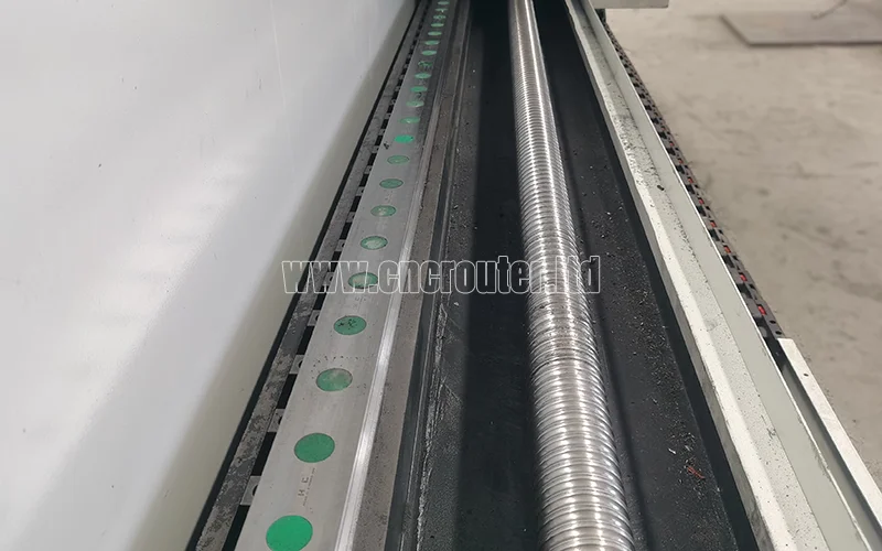 husillo de bolas y guías lineales de rodillos en el eje x de la perforadora cnc.jpg