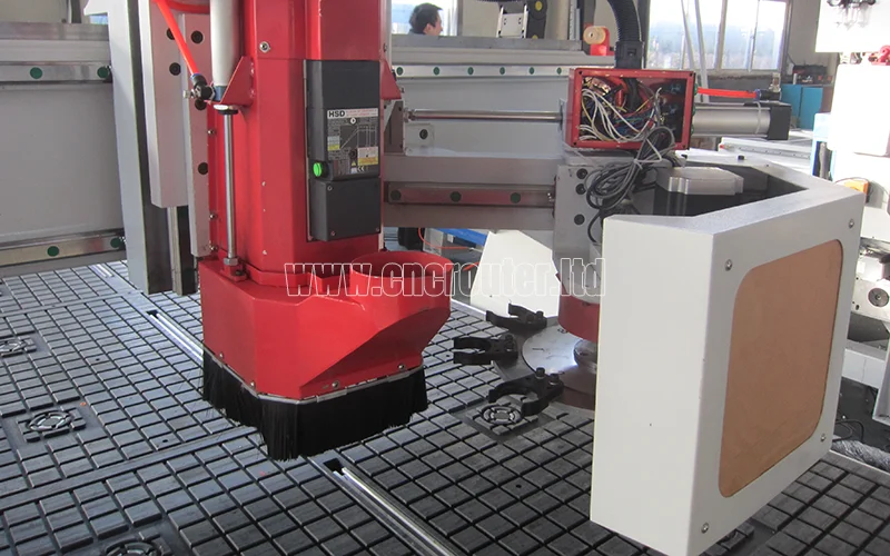 Husillo hsd atc y cargador de herramientas de carrusel en enrutador cnc 5x10 con atc.jpg