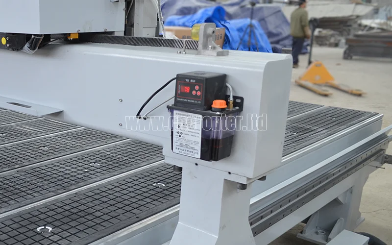 bomba de lubricación automática en pórtico atc cnc router 2040.jpg