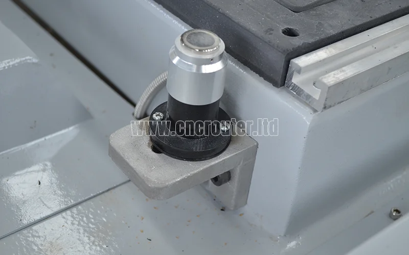 sensor de herramienta fijo en enrutador cnc atc 2040.jpg