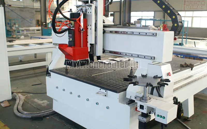 Enrutador cnc atc con cargador de herramientas estilo círculo.jpg