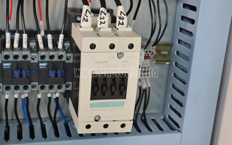 Contactor de CA SIEMENS en la casa eléctrica de la máquina de tallado cnc de cuatro cabezales.jpg