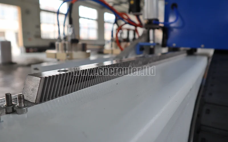 Unidad de piñón y cremallera helicoidal en el eje X del enrutador cnc de 4 cabezales.jpg