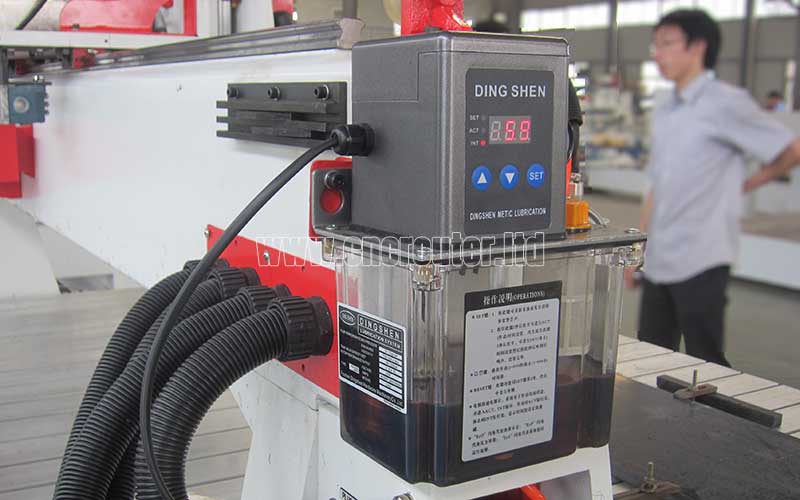 La bomba de lubricación automática está instalada en el costado de la viga del enrutador CNC de cabezal múltiple..jpg