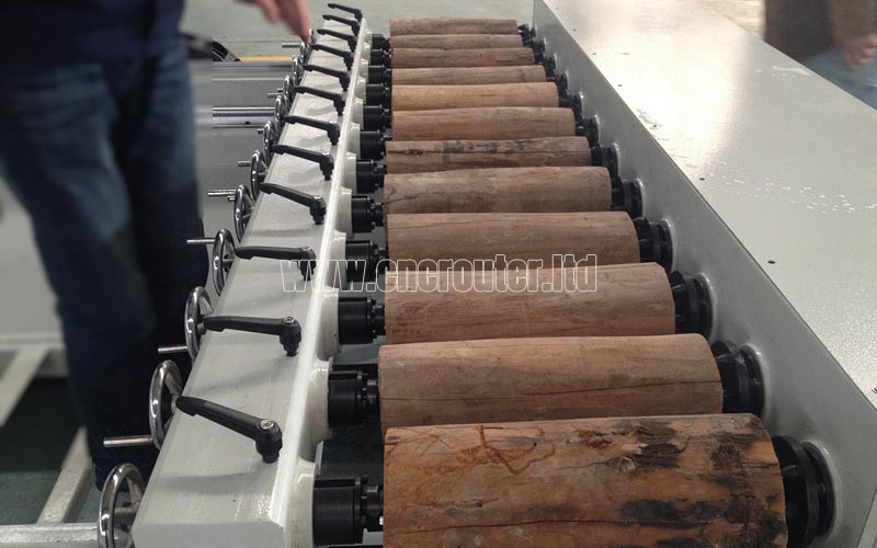 12 piezas de madera redonda se sujetan mediante las unidades operativas múltiples del enrutador CNC rotativo de 4 ejes.jpg