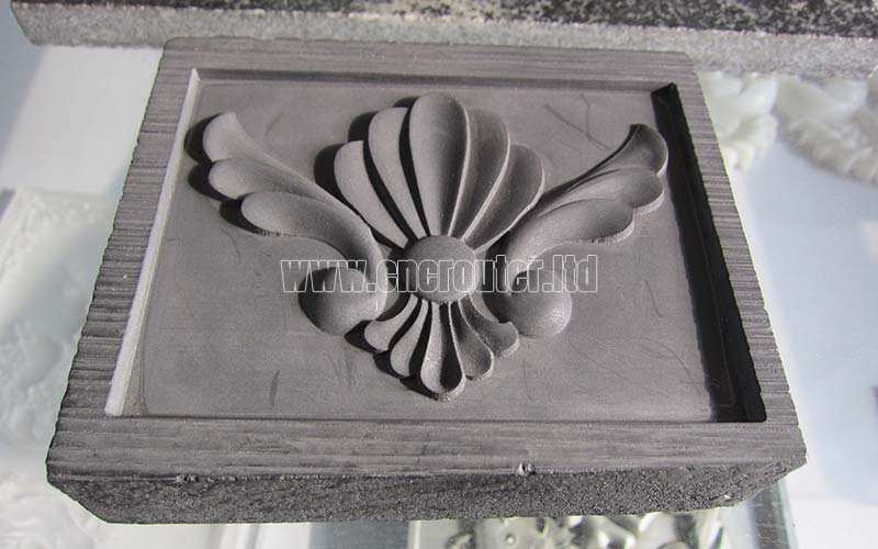 Flor tallada en placa de piedra neutra mediante máquina de tallado de piedra CNC.jpg