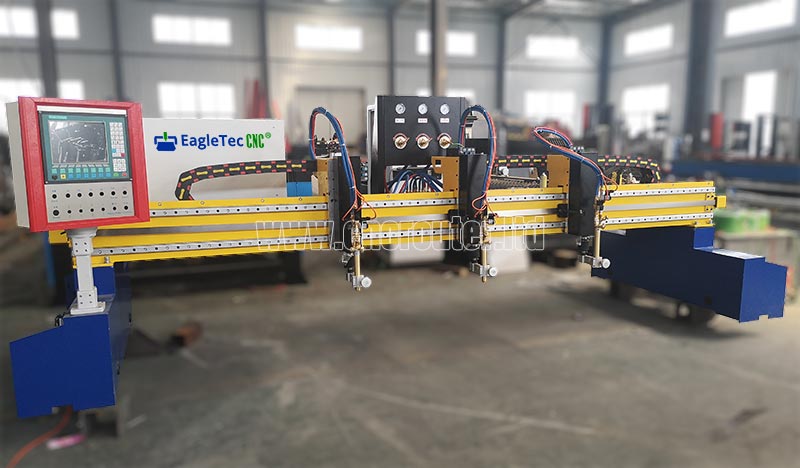 Máquina de corte por oxicorte CNC de pórtico con múltiples sopletes de color amarillo lista en la planta.jpg