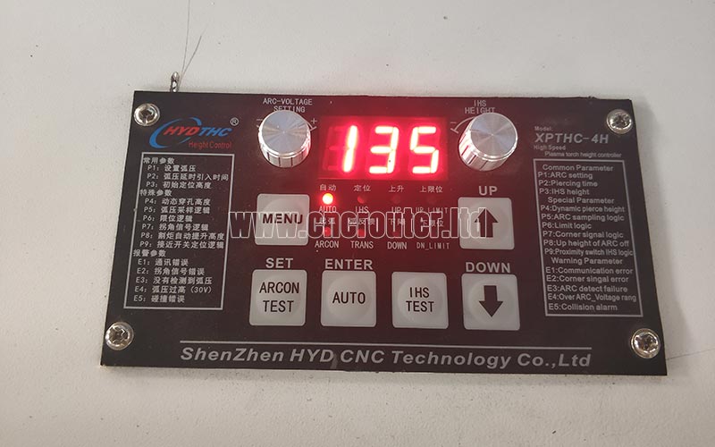 Panel de control del controlador HYD THC en la máquina de corte por plasma CNC industrial.jpg