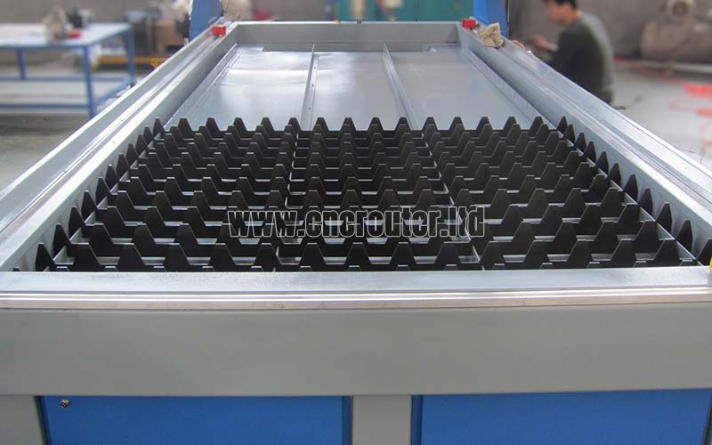 Mesa de agua con dientes de sierra de la máquina combinada de plasma con enrutador CNC.jpg