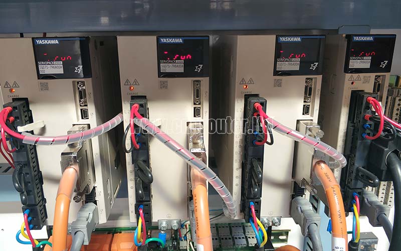 Los paquetes de servo de Yaskawa están instalados en el gabinete de control eléctrico de la máquina de corte por láser de chapa metálica..jpg