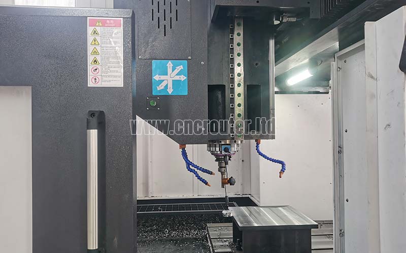 Cabezal de fresado para fresadora CNC tipo pórtico.jpg